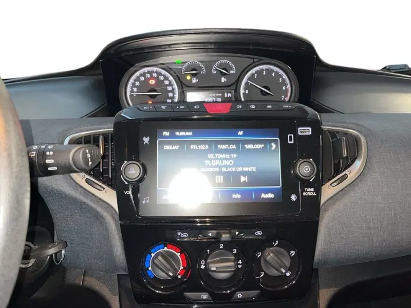 Lancia Ypsilon usata a Torino (14)