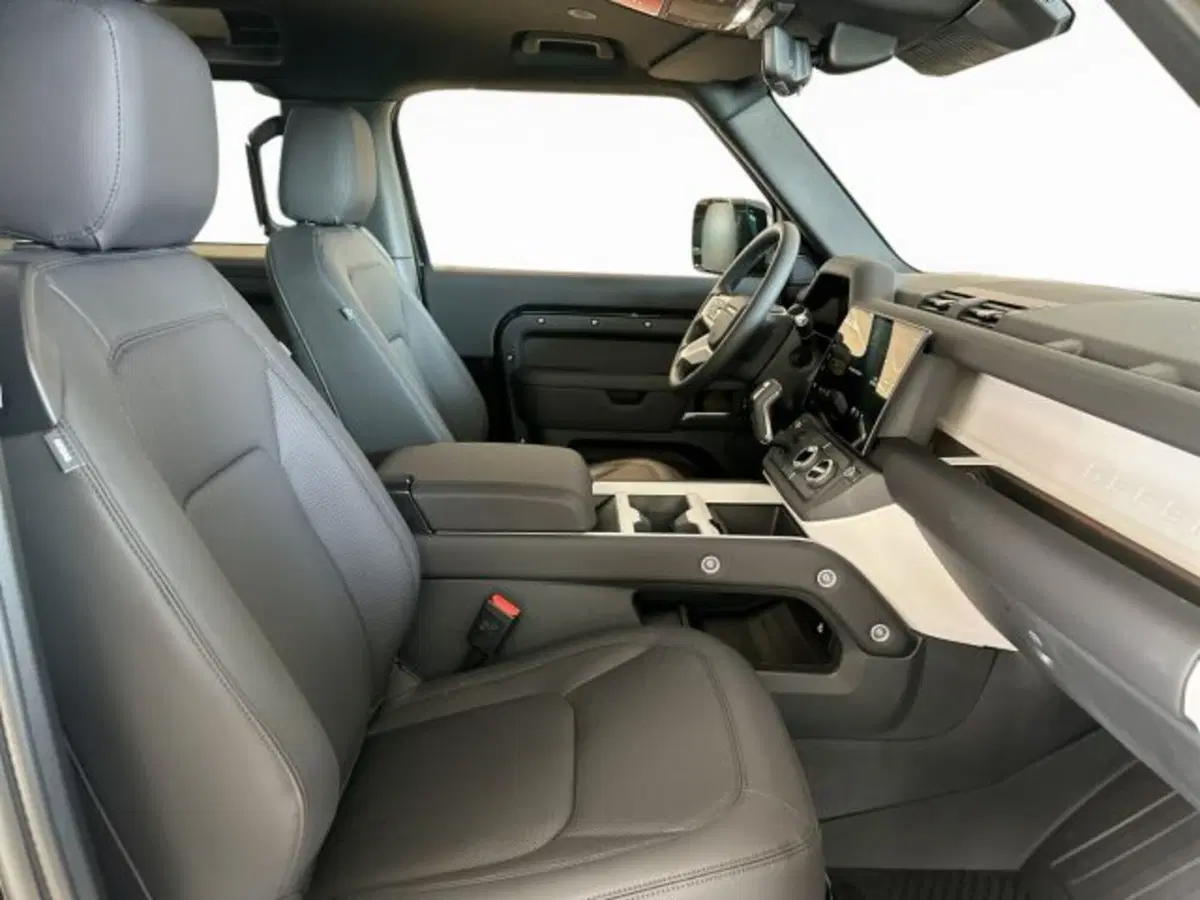 Land Rover Defender nuova a Modena (12)