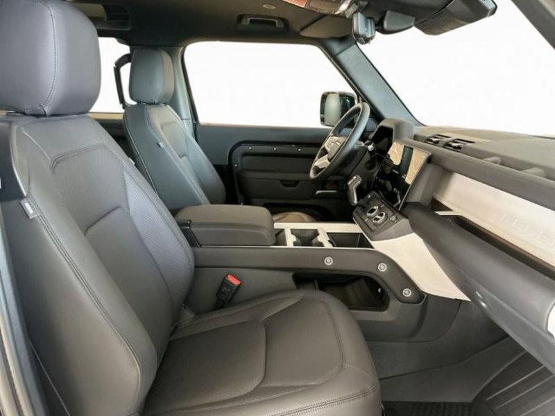 Land Rover Defender nuova a Modena (12)
