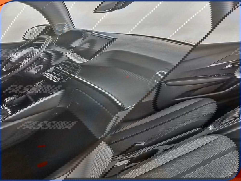 Peugeot 208 nuova a Milano (12)