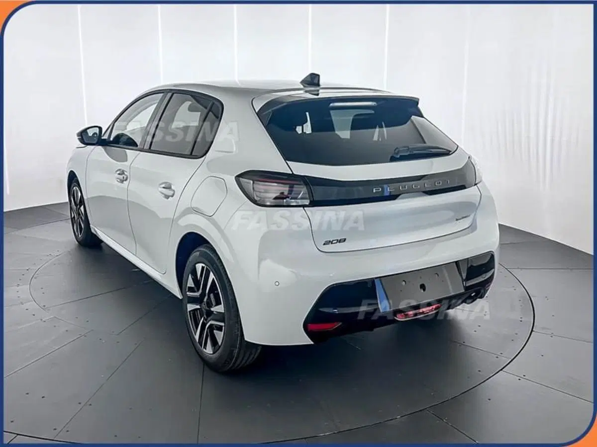 Peugeot 208 nuova a Milano (4)