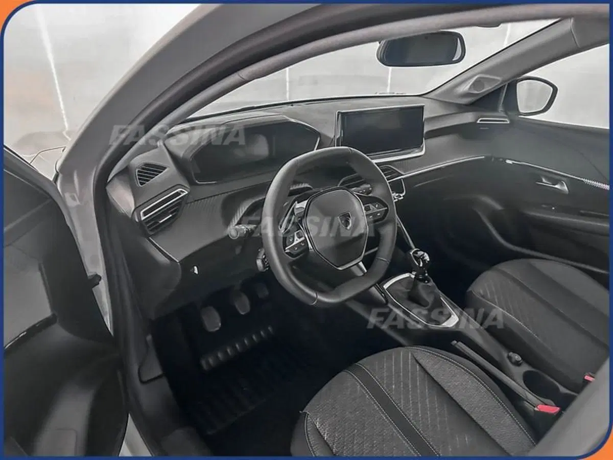 Peugeot 208 nuova a Milano (9)
