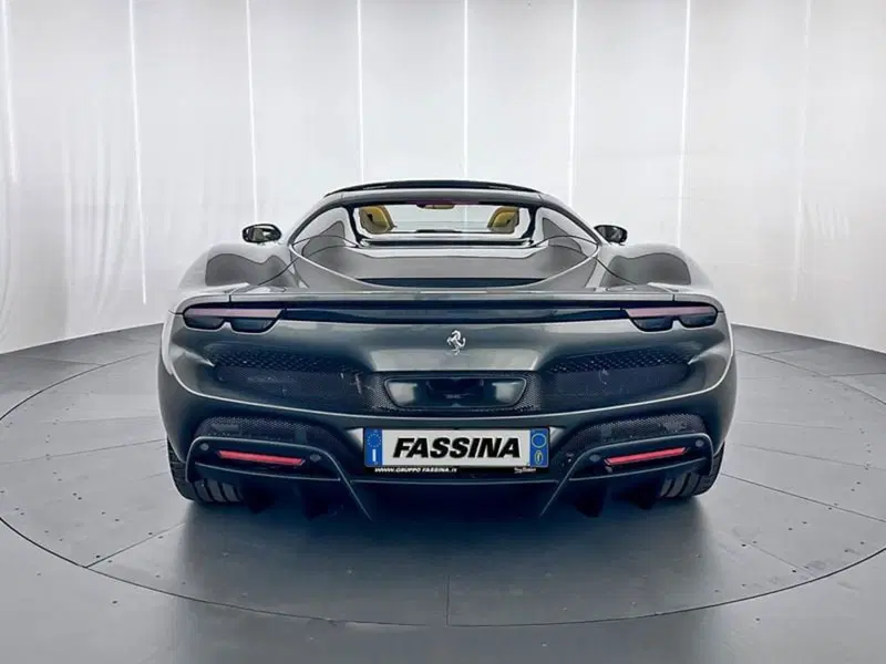 Ferrari 296 Spider usata a Milano (8)
