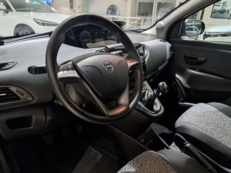 Lancia Ypsilon usata a Savona (9)