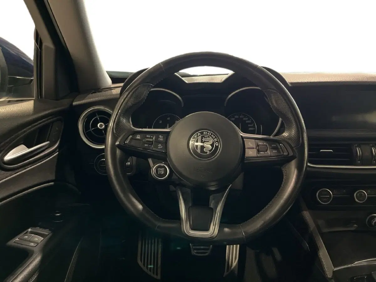 Alfa Romeo Stelvio usata a Torino (9)