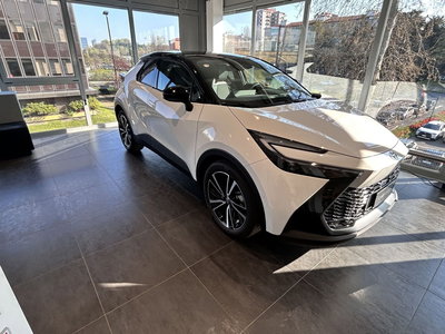 Toyota Toyota C-HR 1.8 hev Lounge fwd e-cvt nuova a Milano