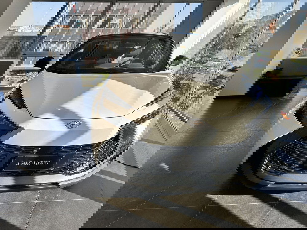 Toyota Toyota C-HR nuova a Milano (2)