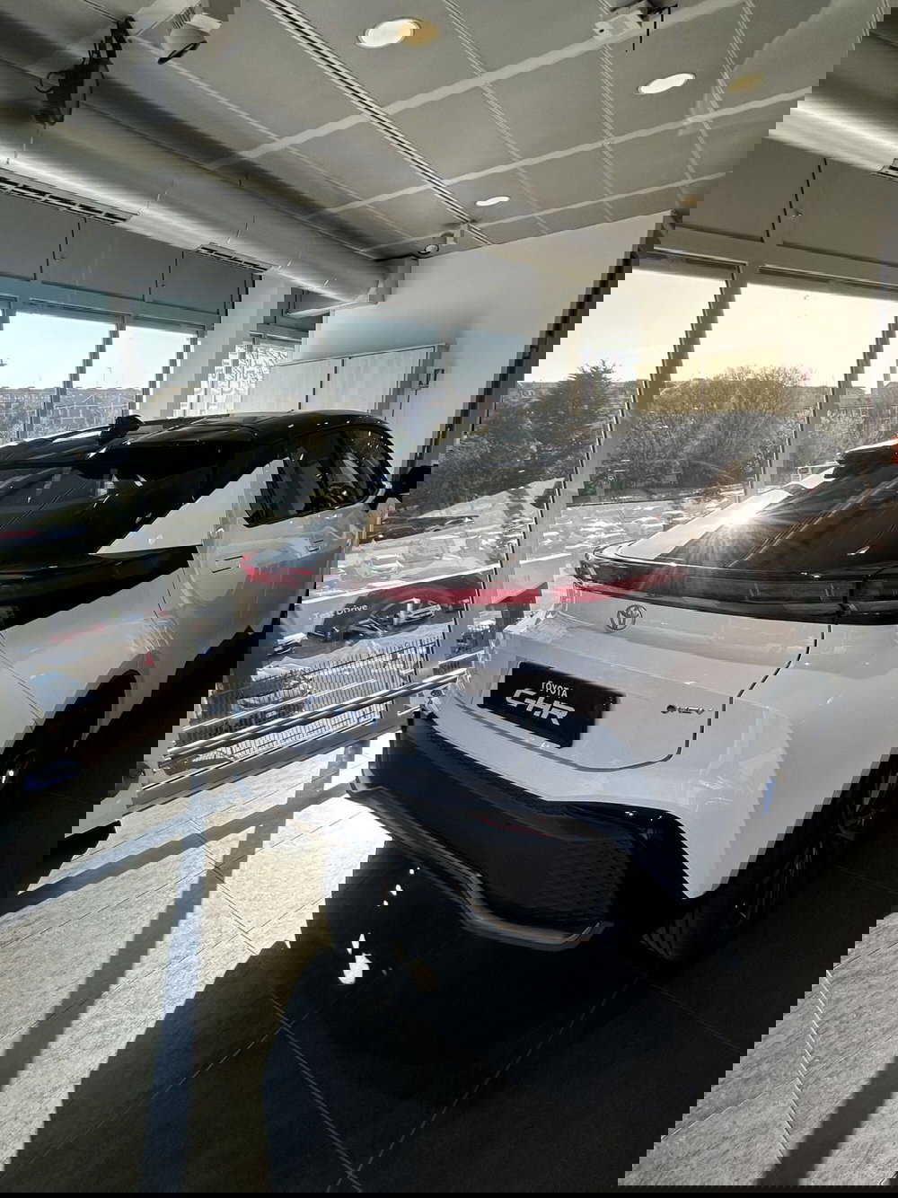 Toyota Toyota C-HR nuova a Milano (4)