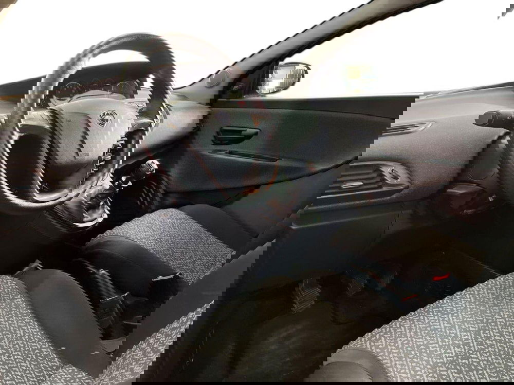 Lancia Ypsilon usata a Bari (10)