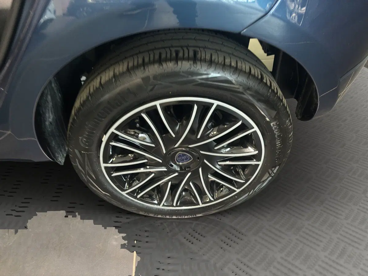 Lancia Ypsilon usata a Macerata (11)