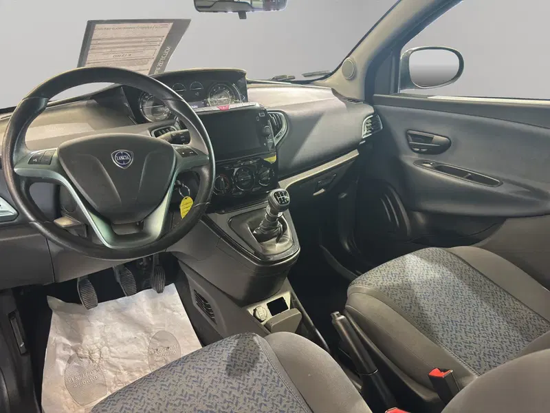Lancia Ypsilon usata a Macerata (8)
