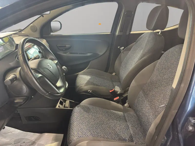 Lancia Ypsilon usata a Macerata (9)