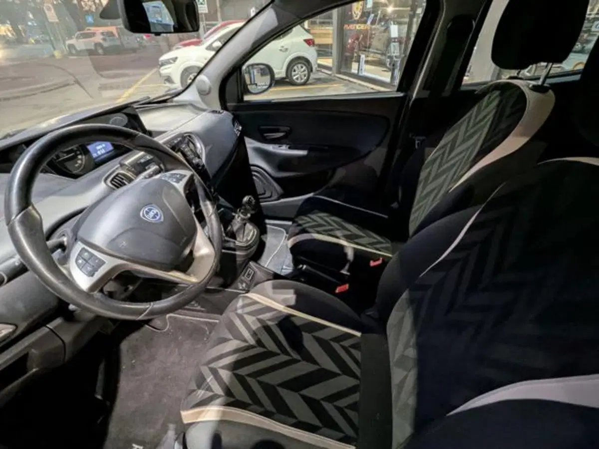 Lancia Ypsilon usata a Parma (11)