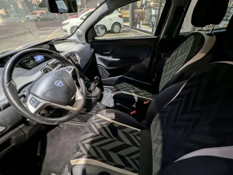 Lancia Ypsilon usata a Parma (11)