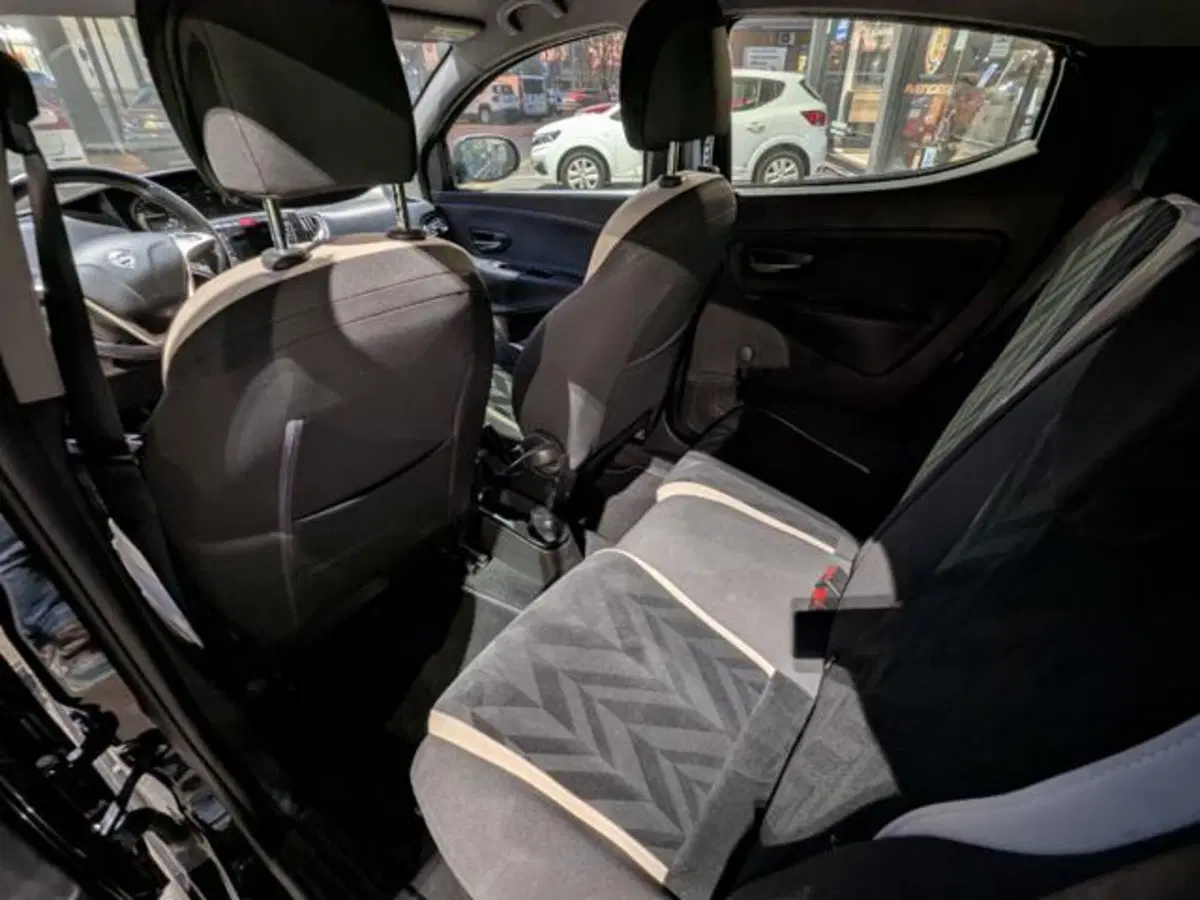 Lancia Ypsilon usata a Parma (12)