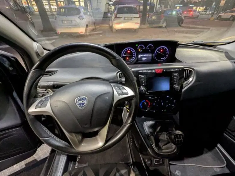 Lancia Ypsilon usata a Parma (14)