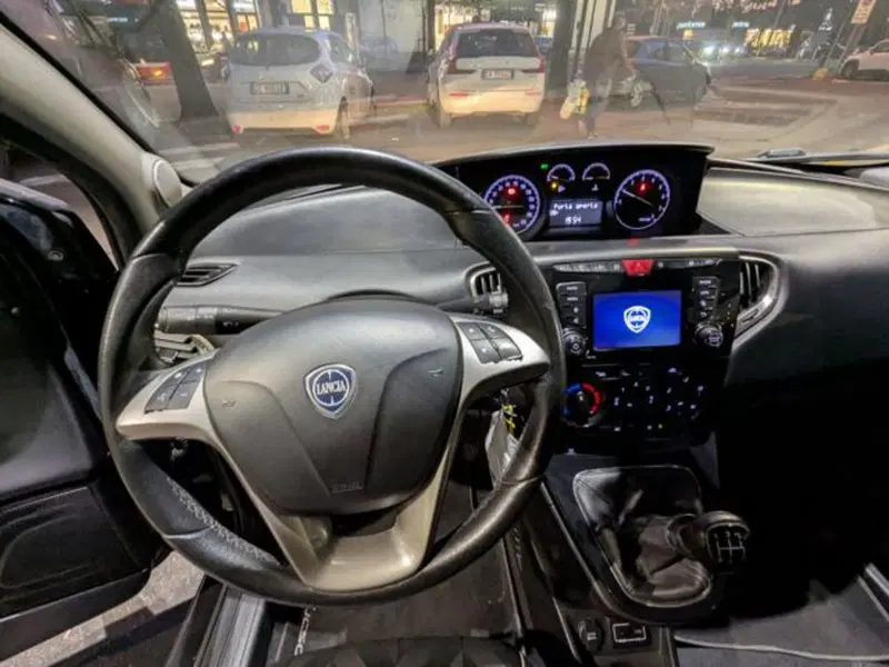 Lancia Ypsilon usata a Parma (15)