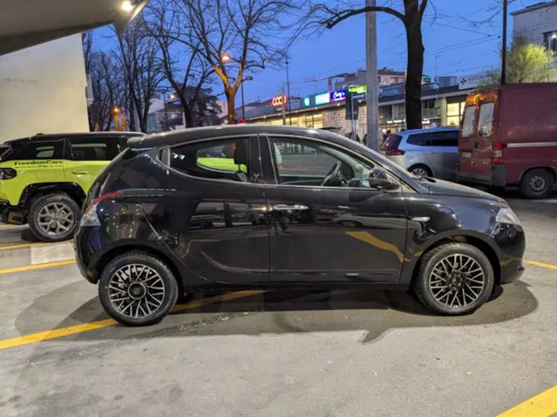 Lancia Ypsilon usata a Parma (7)