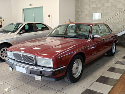 Jaguar Daimler 4.0 automatic del 1990 usata a Gazzada Schianno