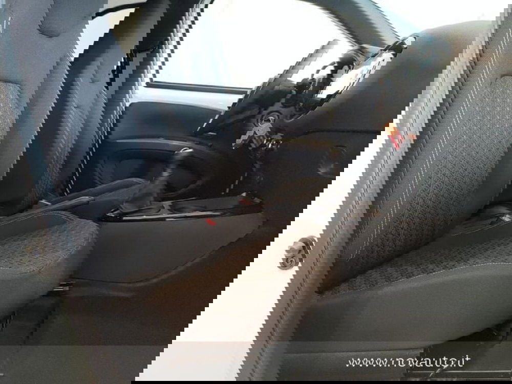 Toyota Aygo X nuova a Varese (18)