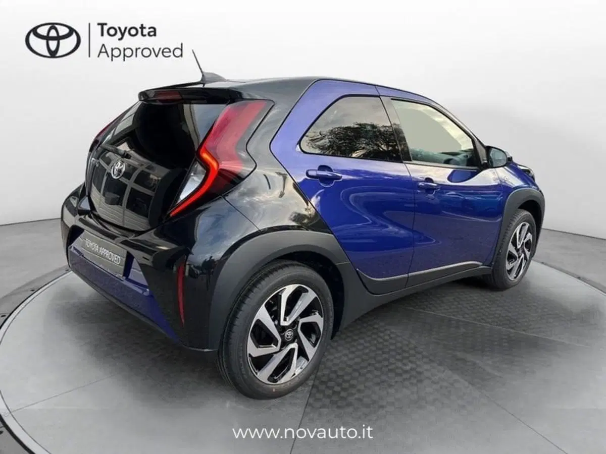Toyota Aygo X nuova a Varese (4)