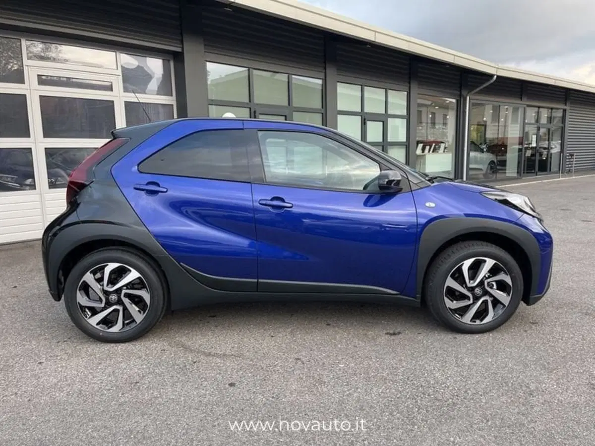 Toyota Aygo X nuova a Varese (5)