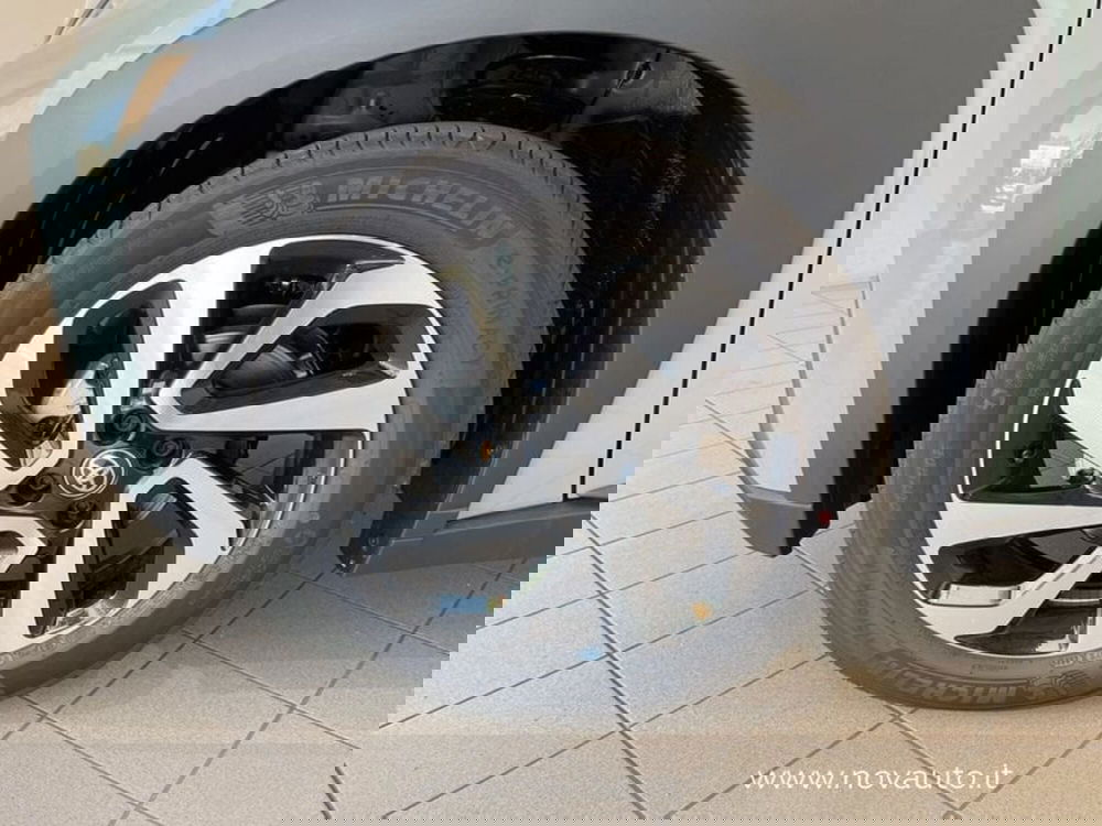 Toyota Aygo X nuova a Varese (9)