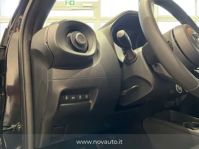 Toyota Aygo X nuova a Varese (13)