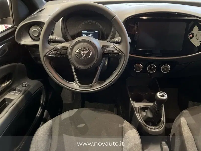 Toyota Aygo X nuova a Varese (14)