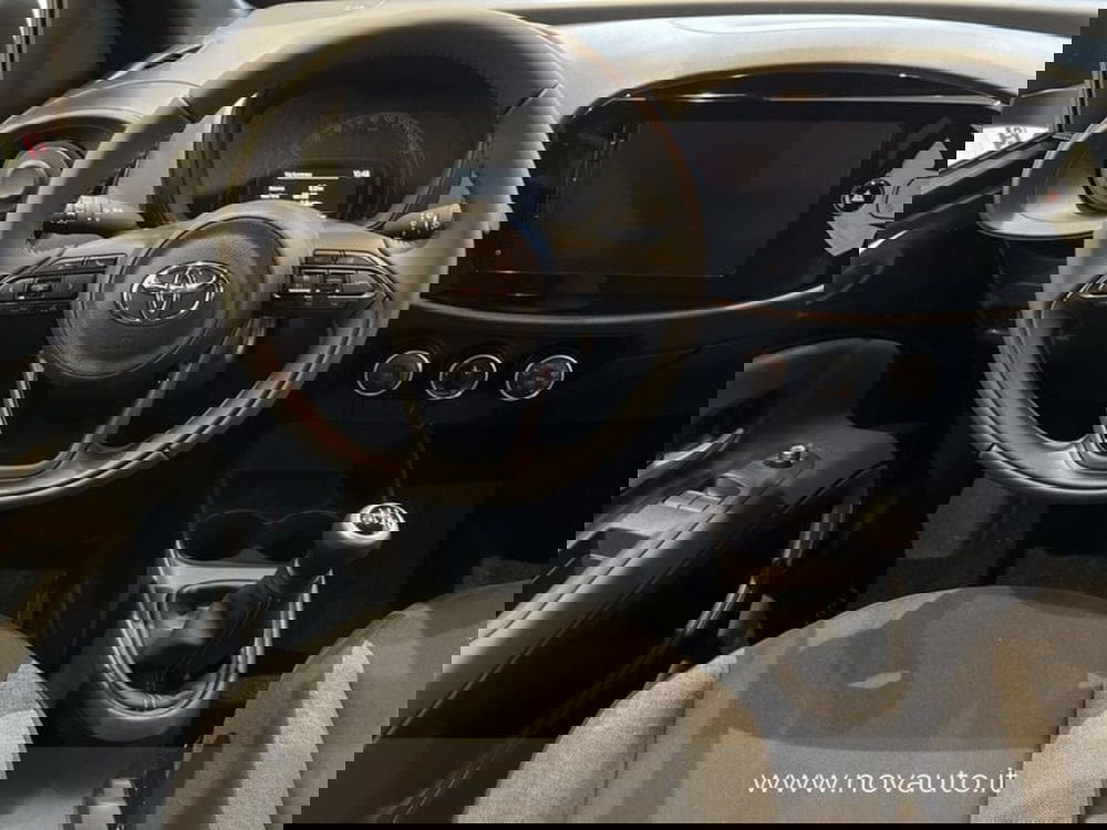 Toyota Aygo X nuova a Varese (14)