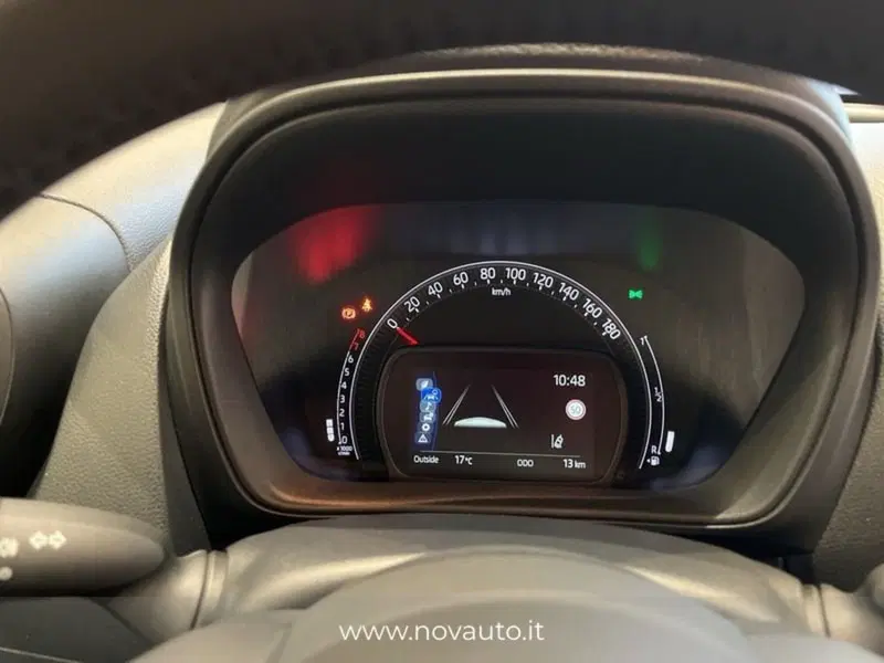 Toyota Aygo X nuova a Varese (16)