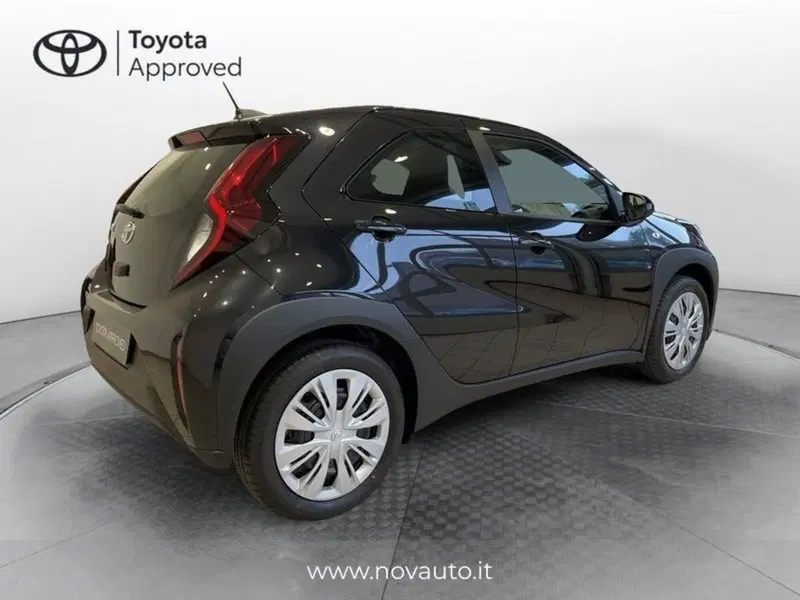 Toyota Aygo X nuova a Varese (4)