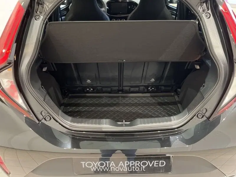 Toyota Aygo X nuova a Varese (9)