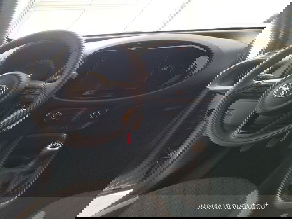 Toyota Aygo X nuova a Varese (13)