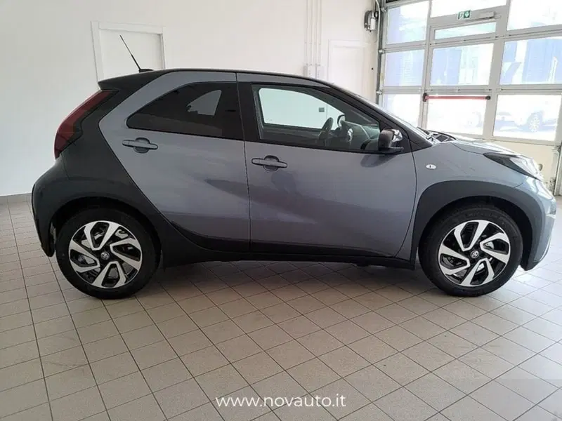 Toyota Aygo X nuova a Varese (7)