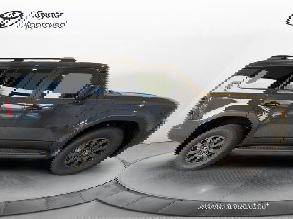 Toyota Land Cruiser nuova a Varese (4)