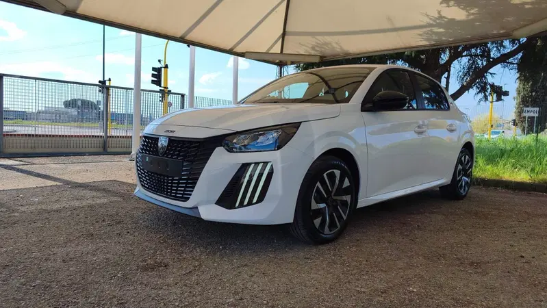 Peugeot 208 nuova a Firenze