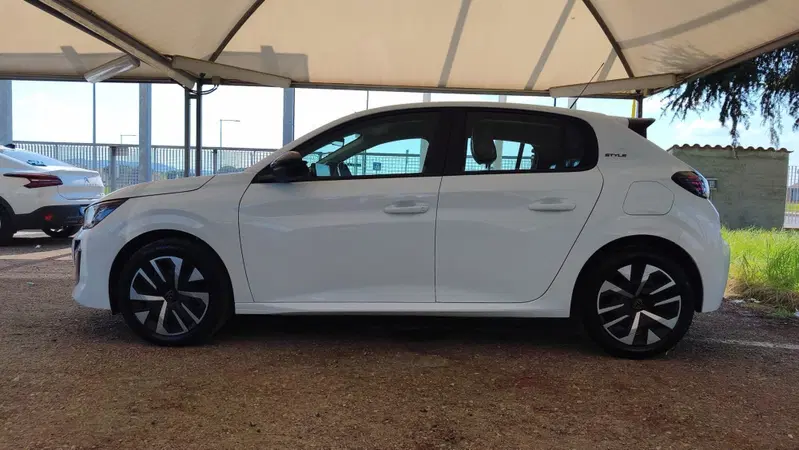 Peugeot 208 nuova a Firenze (3)