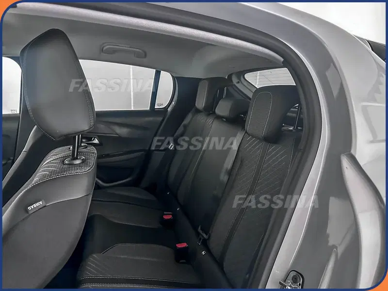 Peugeot 208 nuova a Milano (10)