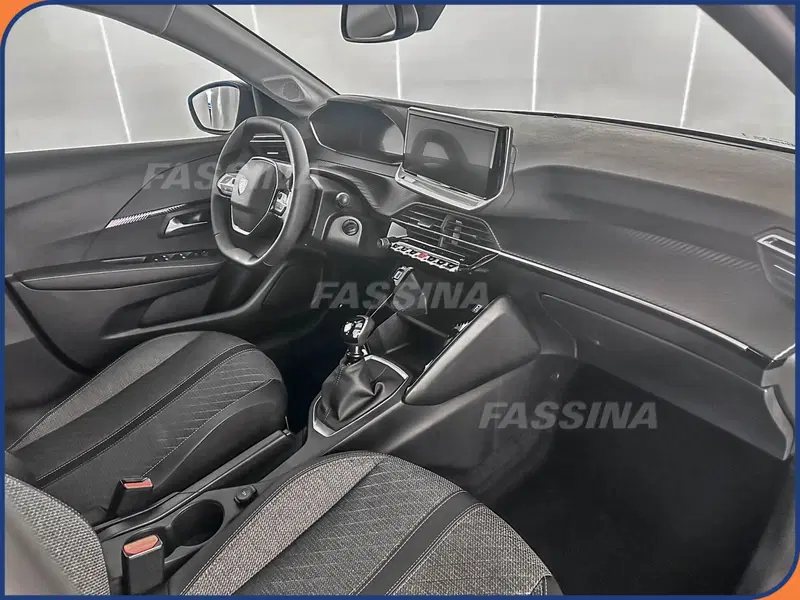 Peugeot 208 nuova a Milano (12)