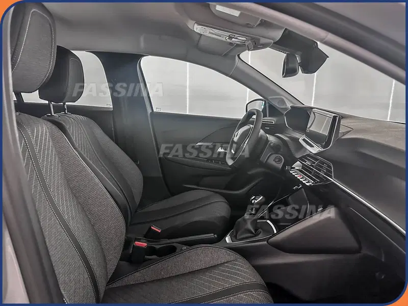 Peugeot 208 nuova a Milano (13)
