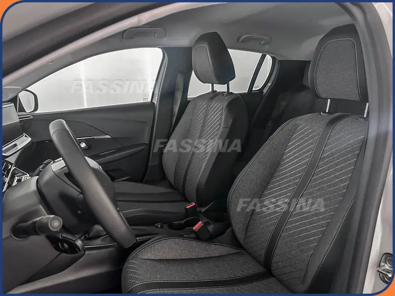 Peugeot 208 nuova a Milano (8)