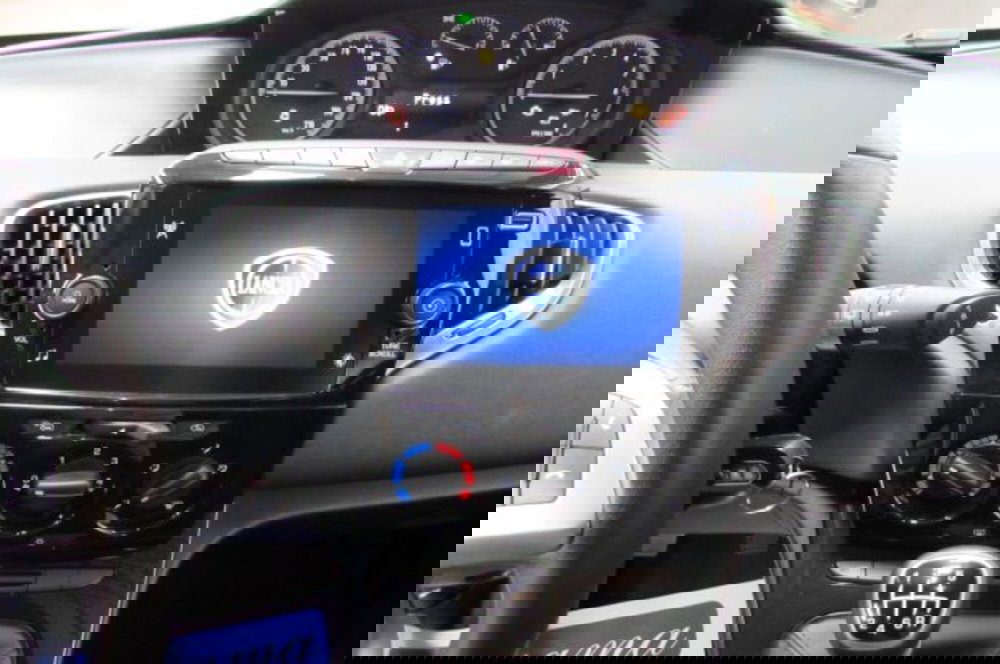 Lancia Ypsilon usata a Milano (8)