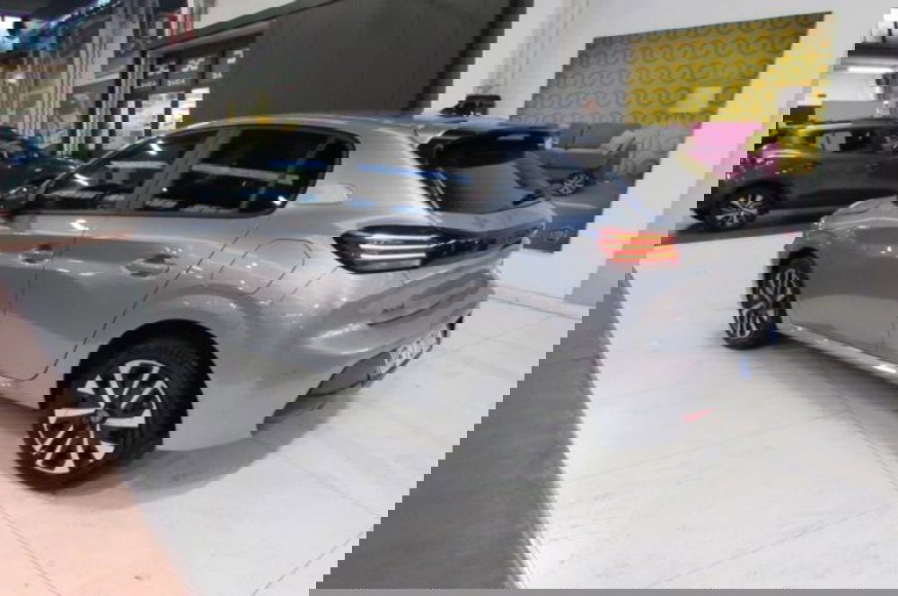 Peugeot 208 nuova a Milano (3)