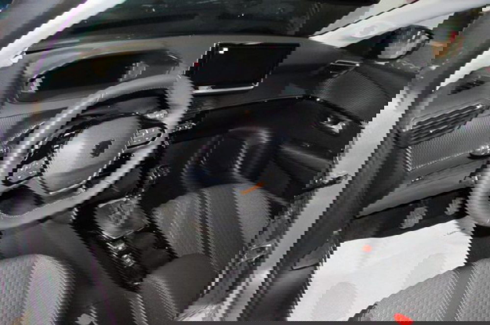 Peugeot 208 nuova a Milano (7)