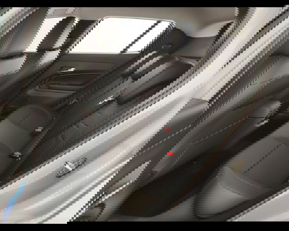 Jeep Avenger nuova a Caserta (17)