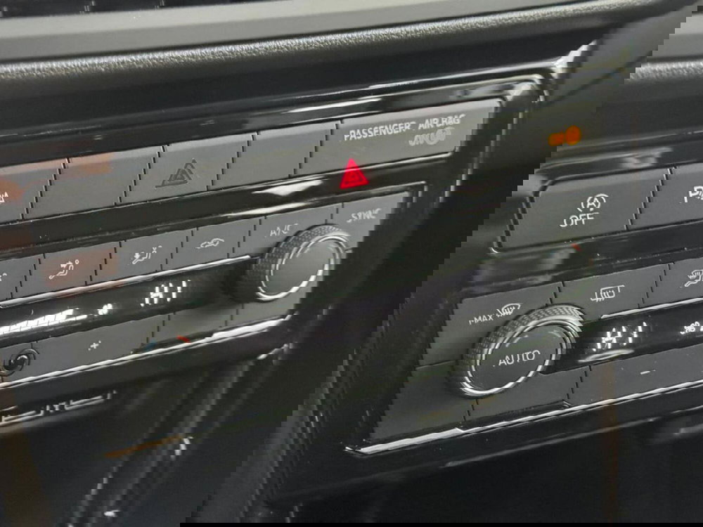 Volkswagen T-Cross usata a Como (18)