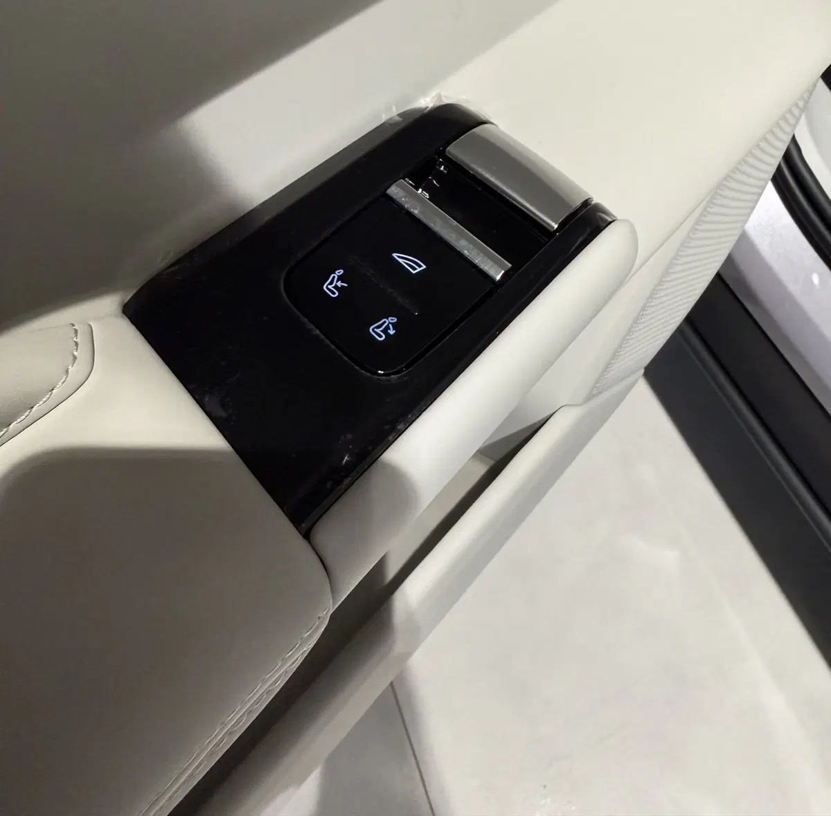Volvo ES90 nuova a Parma (14)
