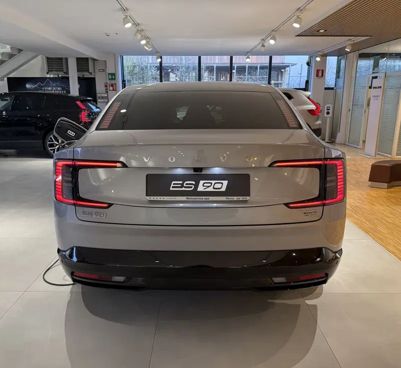 Volvo ES90 nuova a Parma (8)
