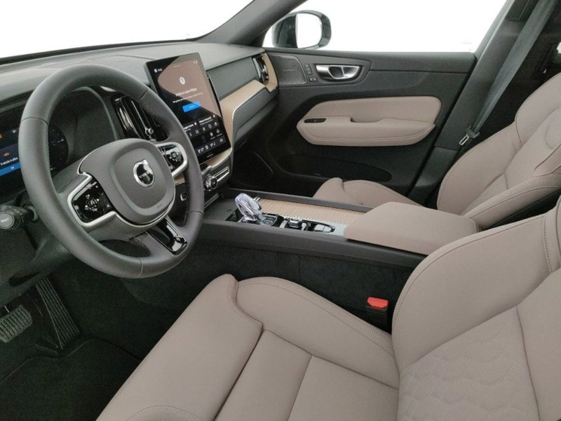 Volvo XC60 nuova a Como (8)
